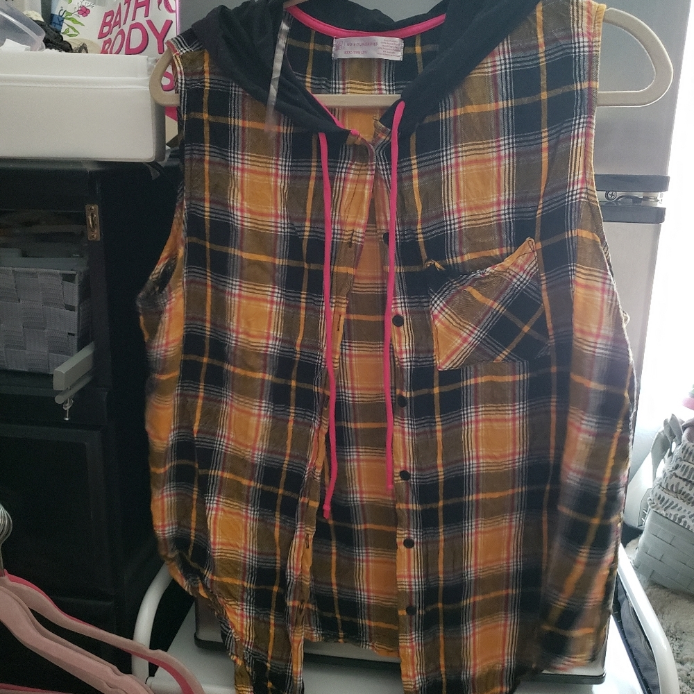 3/$15 Juniors size sleeveless plaid shirt
